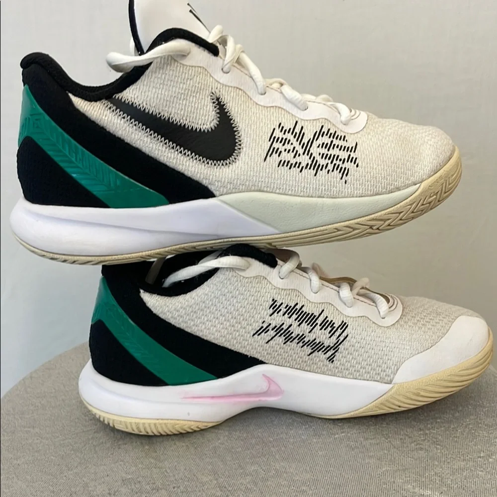 Nike Kyrie Flytrap Basketball Shoes Youth Size 3Y US –– White/Black/Green(D5)✨